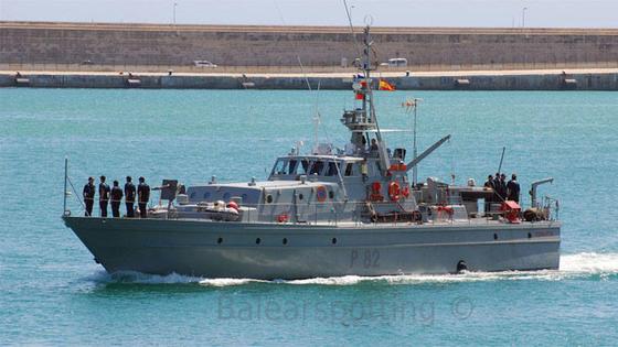 Un patrullero de la Armada, en las costas del Levante de Almería
