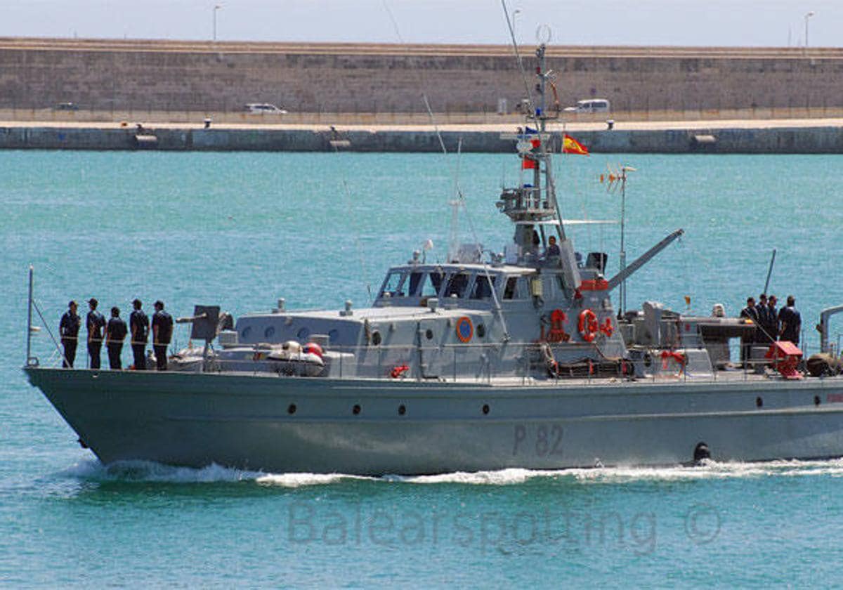 Un patrullero de la Armada, en las costas del Levante de Almería