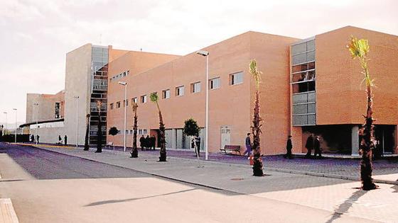 Herido grave un trabajador al caerle encima una barra de hierro en Pulpí