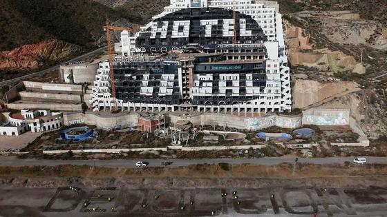 Pacheco afirma que trabajan «mano a mano» con el Ayuntamiento de Carboneras para derribar el Algarrobico