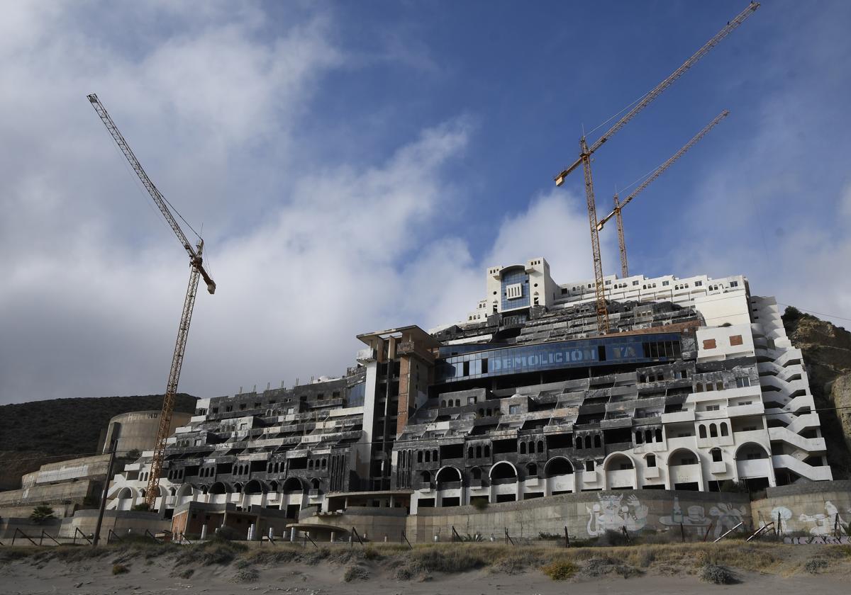 Espadas dice que PSOE de Carboneras fue «prudente» en la votación del Algarrobico y emplaza a lo que diga TSJA