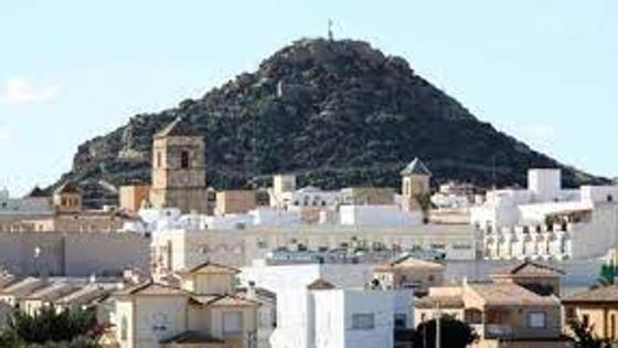Cinco jóvenes heridos tras estampar su turismo en Vera