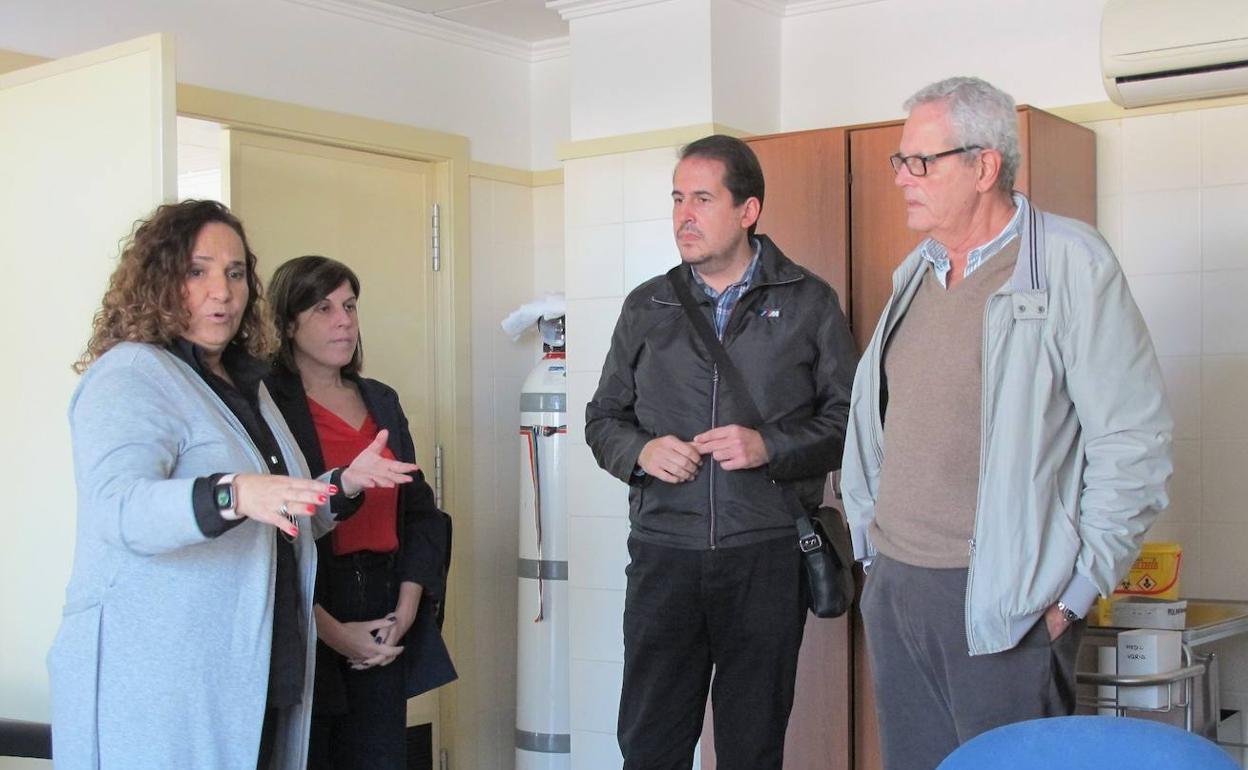 El alcalde y representantes municipales y de Salud, en una visita al centro para ultimar los detalles de la obra. 