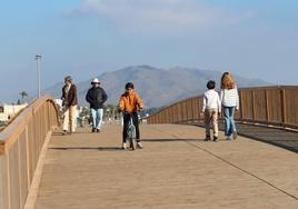 Vera inaugura su nuevo puente peatonal sobre la Charca del Gato, en la rambla del Algarrobo
