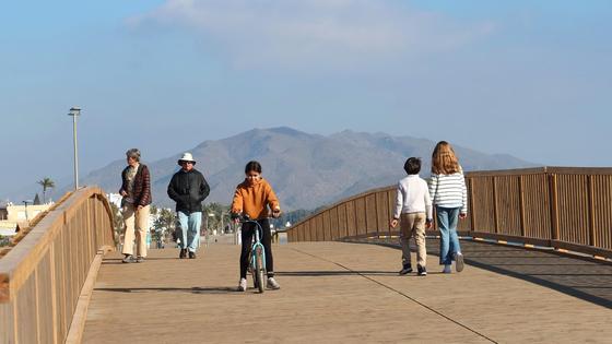 Vera inaugura su nuevo puente peatonal sobre la Charca del Gato, en la rambla del Algarrobo