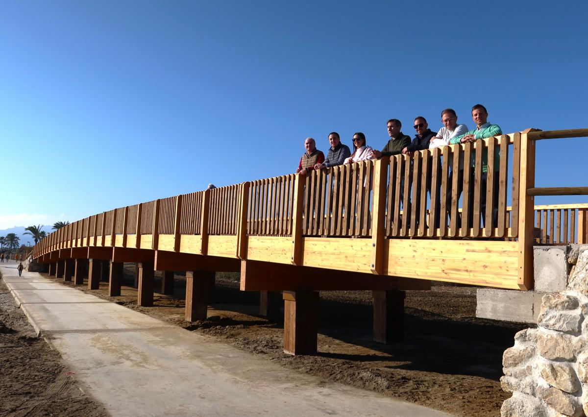Imagen secundaria 1 - Vera inaugura su nuevo puente peatonal sobre la Charca del Gato, en la rambla del Algarrobo