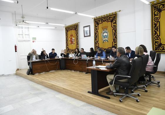 Pleno del Ayuntamiento de Carboneras, con Felipe Cayuela en la Presidencia