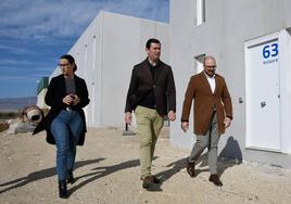 Visita del alcalde de Níjar a las viviendas en construcción en el municipio.