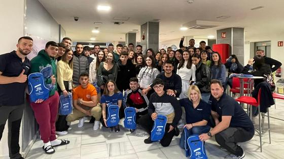 Jóvenes de Níjar disfrutan de un fin de semana en Sierra Nevada aprendiendo esquí y snowboard