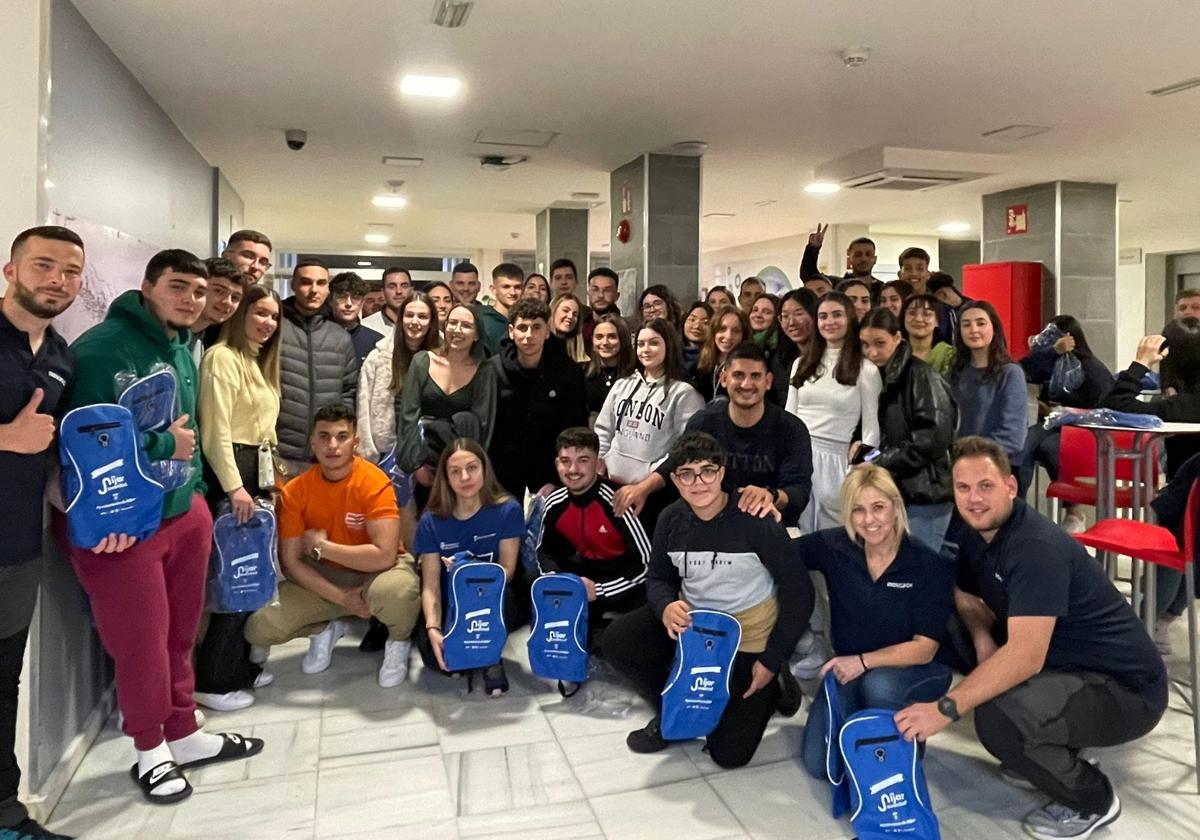 Jóvenes de Níjar disfrutan de un fin de semana en Sierra Nevada aprendiendo esquí y snowboard