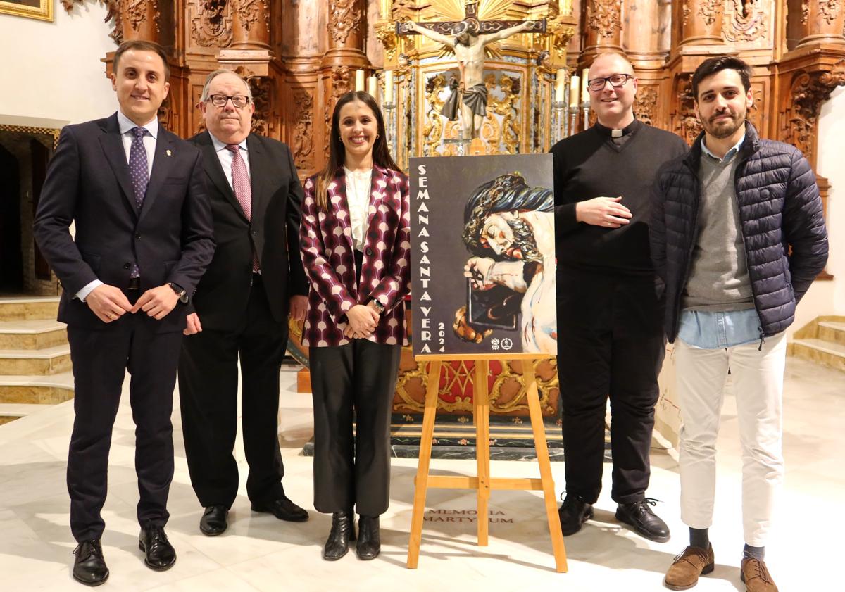 Imagen principal - La obra «Misericordia» del artista sevillano Diego Sánchez, anunciará la Semana Santa de Vera