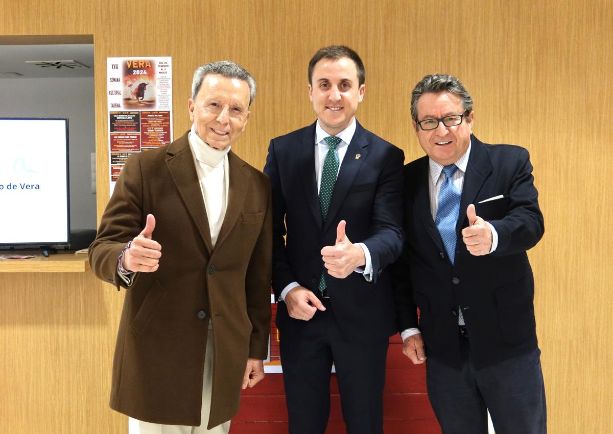Imagen secundaria 1 - Vera homenajea al diestro cartagenero José Ortega Cano en su Semana Taurina