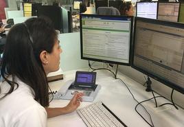 Siete desalojados por un incendio en tres viviendas de una urbanización de Vera