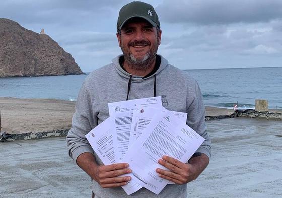 Juan Pedro Carmona, propietario del nuevo chiringuito, posa para IDEAL con los documentos en regla.