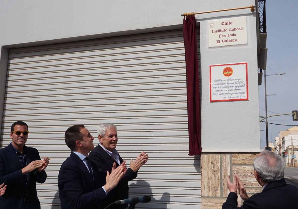 Imagen principal - El antiguo Instituto Laboral 'Fernando el Católico' pone nombre a una calle de Vera