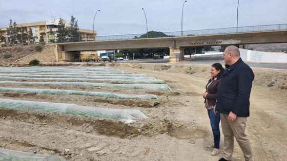 El alcalde firma la escritura de compra del suelo para el nuevo instituto