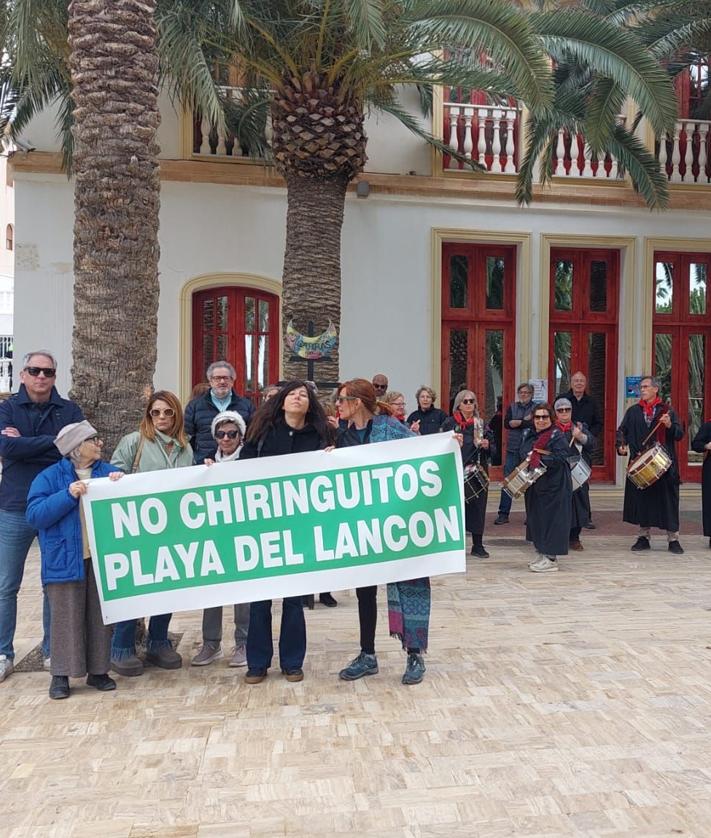 Imagen secundaria 2 - Tamborada contra los chiringuitos en la playa del Lancón, el 'nuevo Algarrobico' en Carboneras