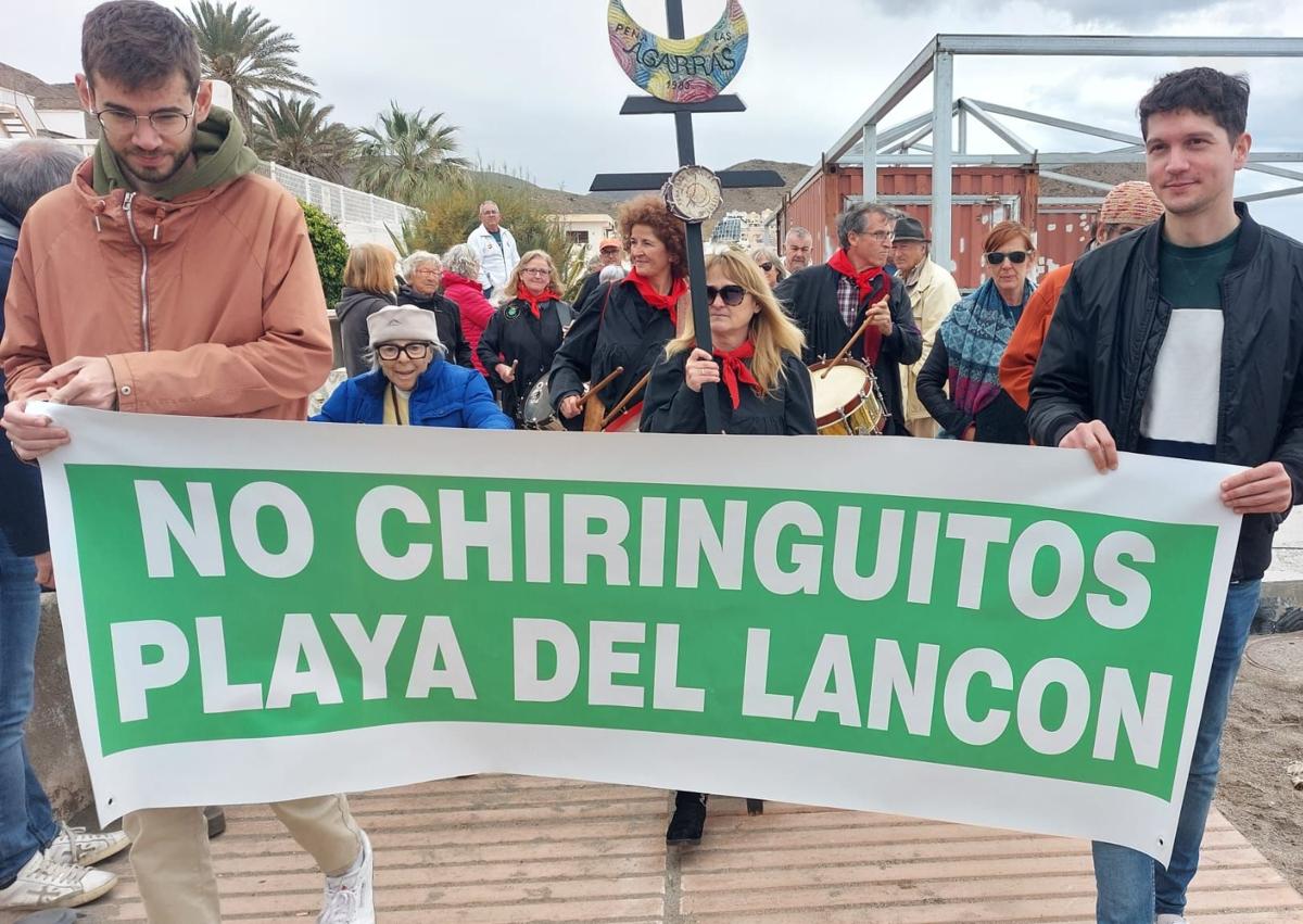 Imagen secundaria 1 - Tamborada contra los chiringuitos en la playa del Lancón, el &#039;nuevo Algarrobico&#039; en Carboneras