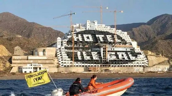 Juzgan a 28 activistas de Greenpeace que pintaron 'Hotel ilegal' en el Algarrobico hace diez años