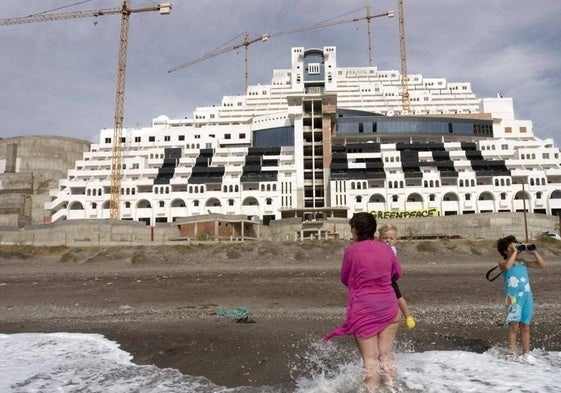 El BOP oficializa la anulación del acuerdo del pleno de Carboneras que clasificó el Algarrobico no urbanizable