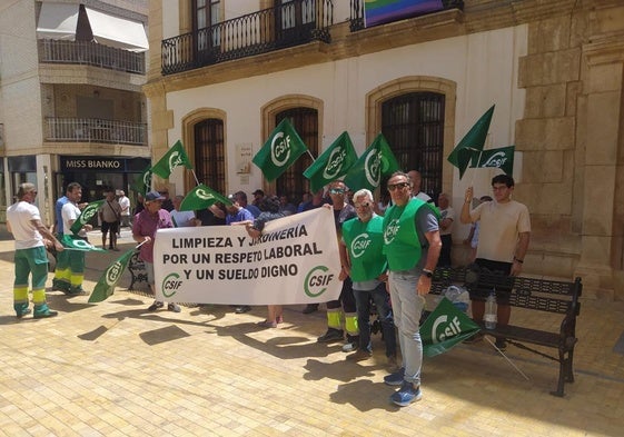 Trabajadores de limpieza viaria y de jardinería de Vera exigen una subida de sueldo, congelado desde 2018