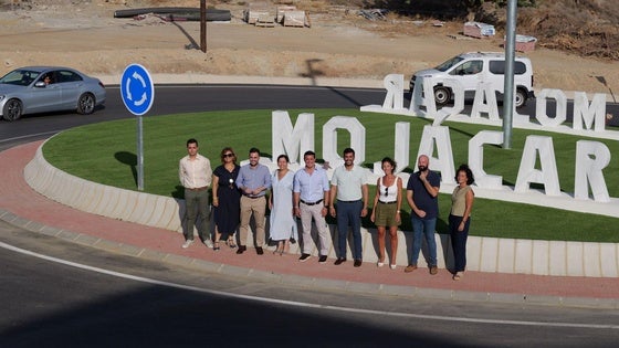 Una rotonda mejora el acceso al centro de salud de Mojácar