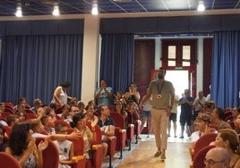 Agustín Casado celebra el bronce olímpico junto a sus vecinos de Carboneras