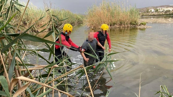 Rescatado por los bomberos tras pasar la noche atrapado en el lodo de la laguna de Vera Playa