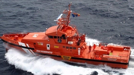 Encuentran a tres magrebíes sin vida en una patera y rescatan a otros 29 ocupantes cerca de Garrucha