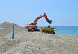 Aportan 35.000 metros cúbicos de arena en las playas de Vera y Cuevas