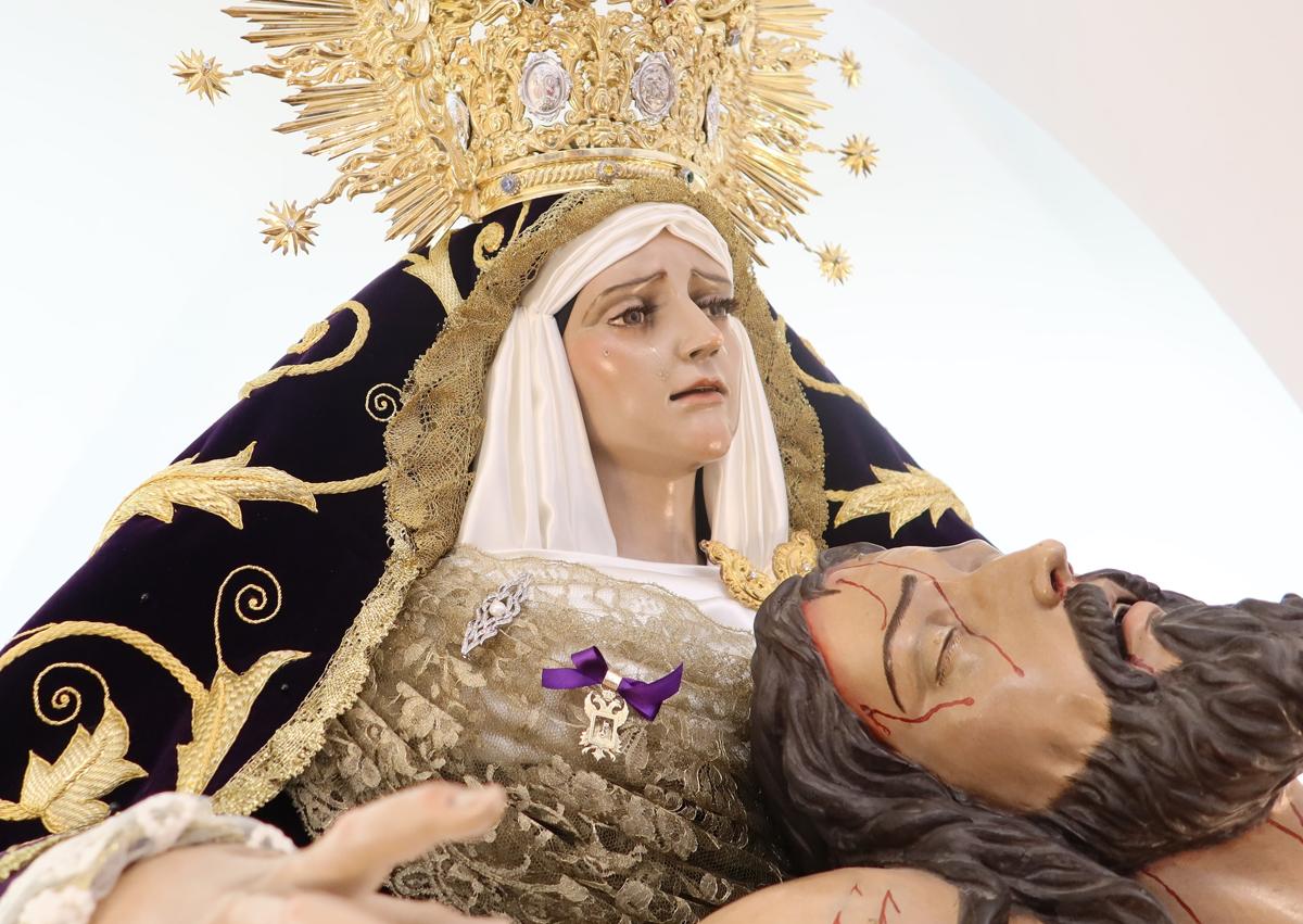 Imagen secundaria 1 - El Ayuntamiento de Vera concede el Escudo de Oro de la ciudad a la Virgen de la Piedad y el Cristo de la Caridad