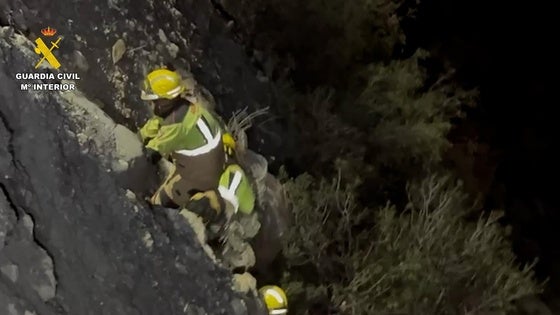 Rescatan a un conductor tras despeñarse 100 metros por un barranco en Carboneras