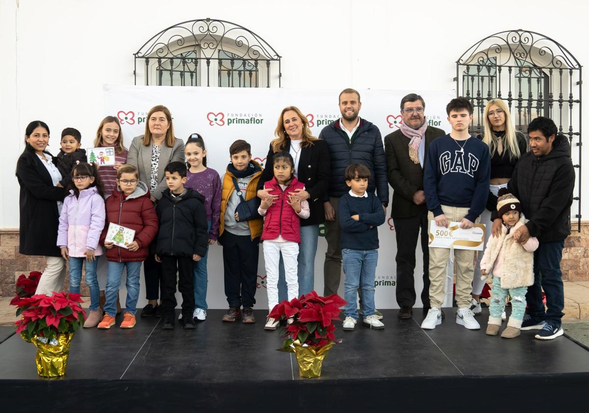 Imagen principal - Fundación Primaflor entrega 10 becas de estudios entre los hijos de sus trabajadores