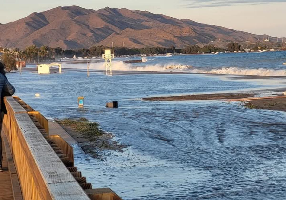 Un temporal se traga la playa de Vera, inunda Natsun y convierte la costa en una laguna