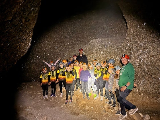 Más de 80 escolares disfrutan de un bautizo espeleológico en los Karst de Sorbas