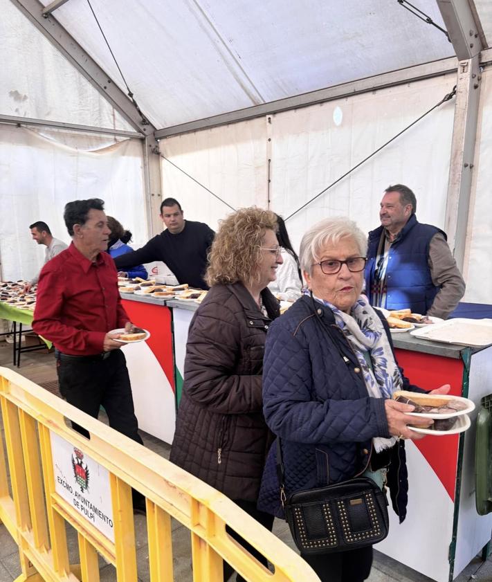 Imagen secundaria 2 - Pulpí celebra la tradicional Fiesta de la Matanza, con morcillas y embutidos artesanales  