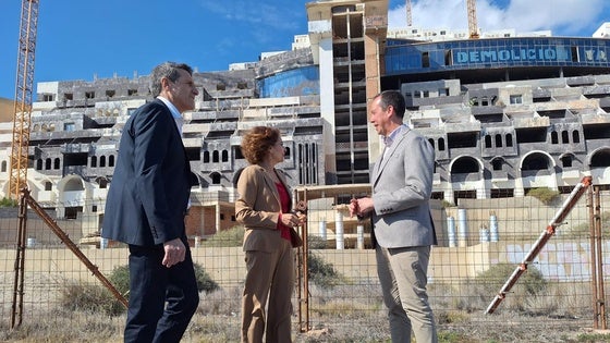 El Gobierno reta a la Junta a expropiar a medias El Algarrobico para derruirlo