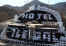 La Junta insta al Gobierno a la demolición «inmediata y definitiva» del hotel El Algarrobico en Carboneras