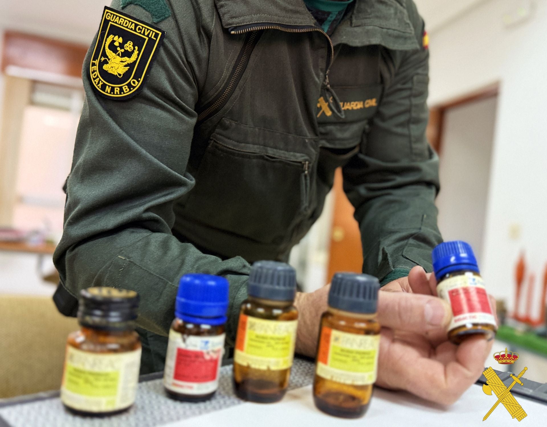 Un agente de Guardia Civil muestra el compuesto retirado.