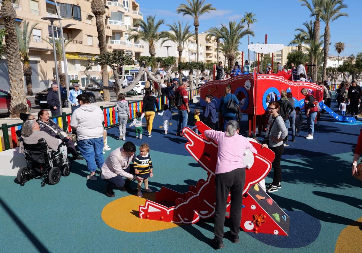 El nuevo 'Parque de la Gamba Roja' preside el Paseo del Malecón de Garrucha