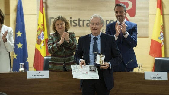 Juan Manuel García recibe la medalla de honor del Colegio de Registradores de España
