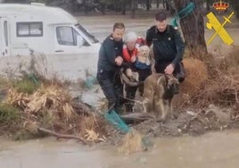 Rescatan a dos ancianos atrapados en la riada de Cuevas del Almanzora