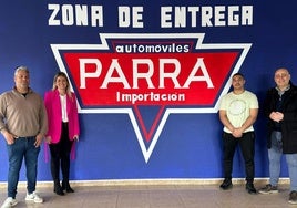 El alcalde y la concejala, con los responsables de una de las empresas con las que se ha firmado un convenio.