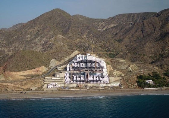 Greenpeace apunta que El Algarrobico se mantiene «urbanizable» al no cambiarse el PGOU «de forma efectiva»