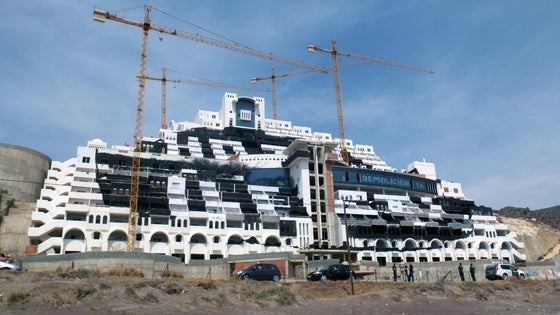 El alcalde de Carboneras encarga un informe con los pasos para revisar la licencia del Algarrobico