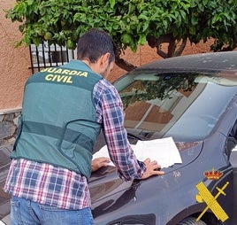 Un agente observa unos documentos.