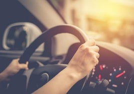 Imagen de archivo de una persona al volante de un vehículo.