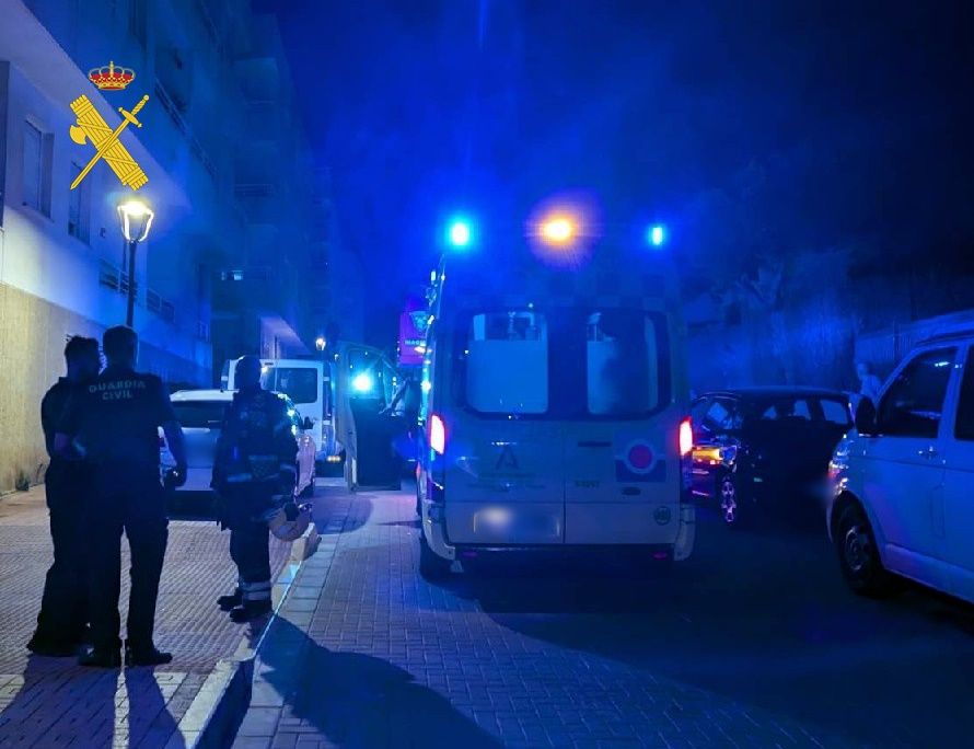 Rescatan a un hombre atrapado en el fuego de su casa originado en un albornoz