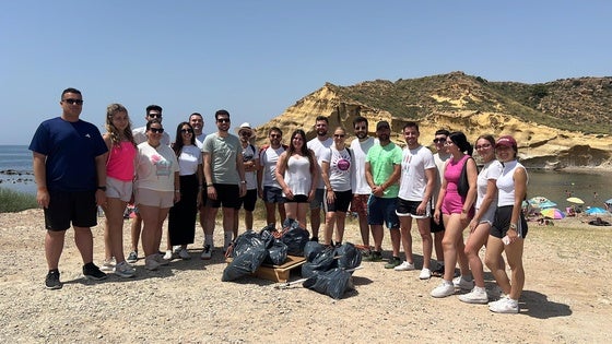 Jóvenes de NNGG de Pulpí y Águilas recogen residuos en las playas de Los Cocedores y La Carolina
