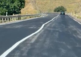 La carretera de la polémica con las líneas haciendo curvas.